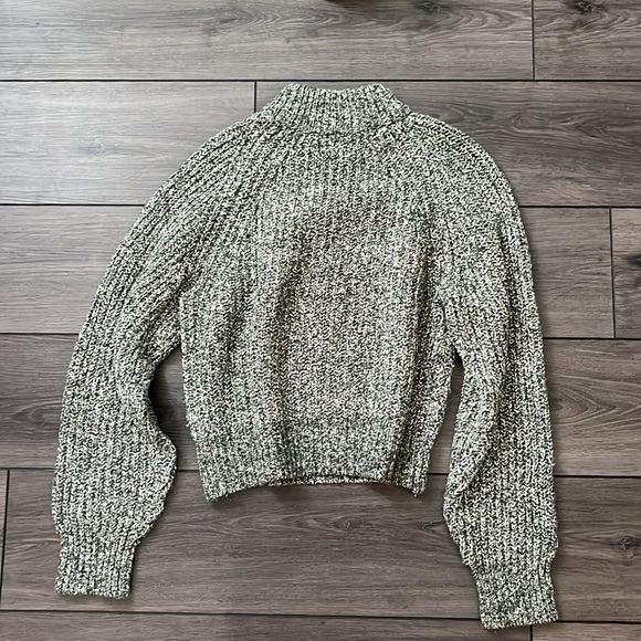 Universal Thread sweater, green and white, size xs - Picture 2 of 3